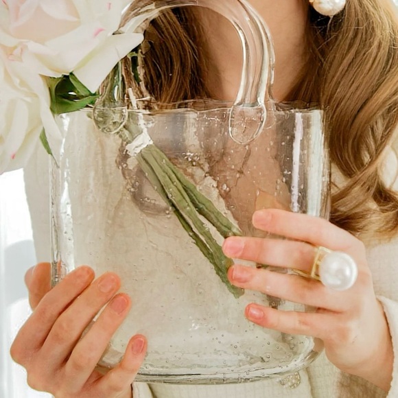 Original Olivia Glass Handbag Vase
Hand-blown Artisan Piece - Picture 12 of 13